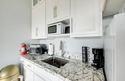 Madera Apartamento | 4 Mi to Downtown Madera: Cozy Studio Apartment