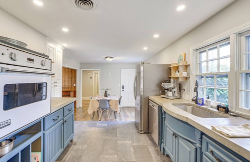 Sans Souci Casa | 4 Mi to Dtwn: Home w/ Fire Pit in Greenville