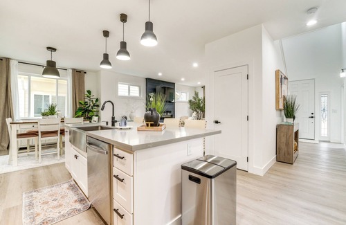 South Tacoma Casa | 4 Mi to Dtwn: Modern Tacoma Home w/ Spacious Yard
