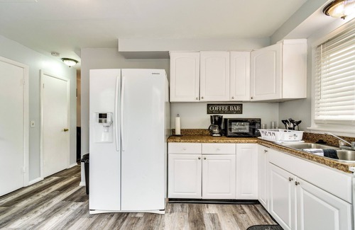 Rochester Apartamento | 4 Mi to Dtwn Rochester: Charming Apt w/ Patio!