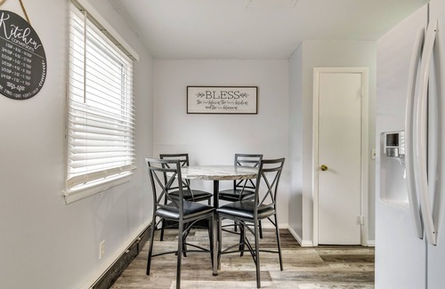 Rochester Apartamento | 4 Mi to Dtwn Rochester: Charming Apt w/ Patio!