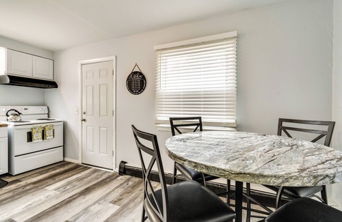 Rochester Apartamento | 4 Mi to Dtwn Rochester: Charming Apt w/ Patio!