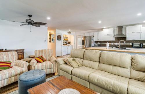 North Sarasota Casa | 4 Mi to Dtwn Sarasota! Family Home with Pool Access