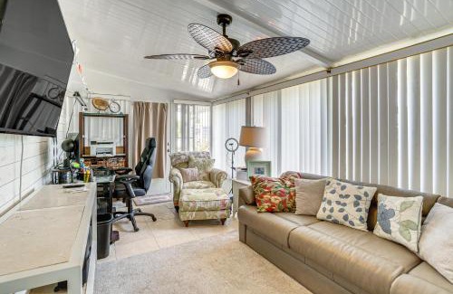North Sarasota Casa | 4 Mi to Dtwn Sarasota! Family Home with Pool Access