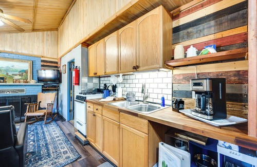 Drake Cabina | 4 Mi to Estes Park: Riverfront Cabin w/ Grill!