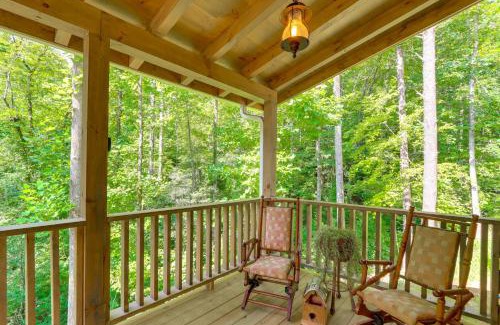 Cherry Log Casa | 4 Mi to Fall Branch Falls Peaceful Cabin with Deck