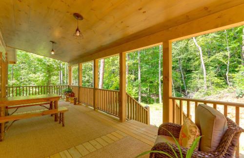 Cherry Log Casa | 4 Mi to Fall Branch Falls Peaceful Cabin with Deck