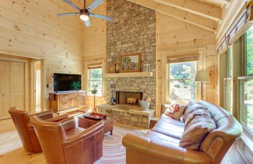 Cherry Log Casa | 4 Mi to Fall Branch Falls Peaceful Cabin with Deck