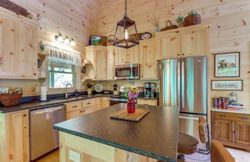 Cherry Log Casa | 4 Mi to Fall Branch Falls Peaceful Cabin with Deck