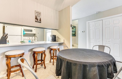 Fairfield Bay Condominio | 4 Mi to Greers Ferry Lake: Condo w/ Deck & Balcony