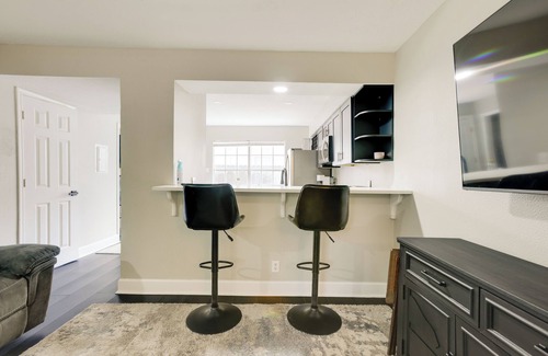 Humble Casa | 4 Mi to IAH: Suburban Houston Townhome