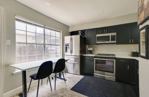 Humble Casa | 4 Mi to IAH: Suburban Houston Townhome