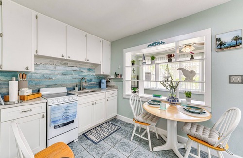 St. Pete Beach Apartamento | < Half-mi to Shore: Walkable Apt in St Pete Beach!