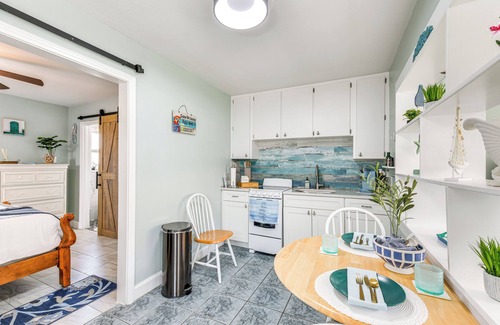 St. Pete Beach Apartamento | < Half-mi to Shore: Walkable Apt in St Pete Beach!