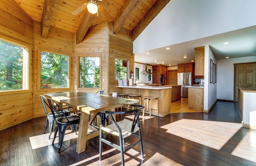 Kingswood Estates Cabina | 4 Mi to Lake Tahoe: Family Cabin w/ 3 Decks!