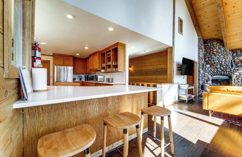 Kingswood Estates Cabina | 4 Mi to Lake Tahoe: Family Cabin w/ 3 Decks!