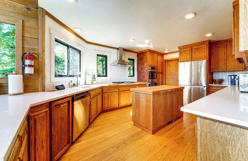 Kingswood Estates Cabina | 4 Mi to Lake Tahoe: Family Cabin w/ 3 Decks!