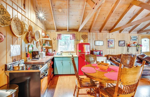 South Lake Tahoe Cabina | 4 Mi to Lake Tahoe: Cozy Cabin w/ Deck!