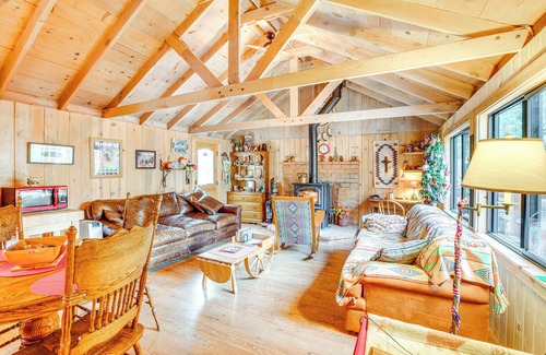 South Lake Tahoe Cabina | 4 Mi to Lake Tahoe: Cozy Cabin w/ Deck!