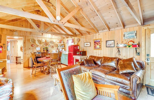 South Lake Tahoe Cabina | 4 Mi to Lake Tahoe: Cozy Cabin w/ Deck!