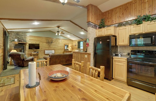 Sylvan Shores Cabina | 4 Mi to Marina: Cozy Log Cabin in Eureka Springs!