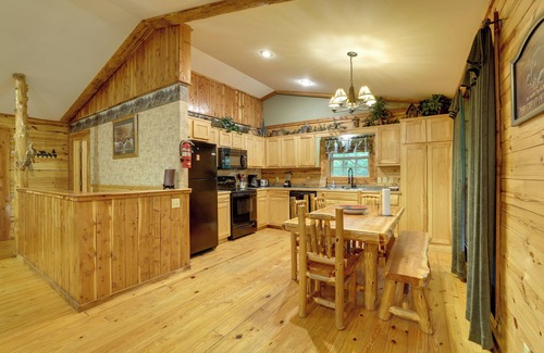 Sylvan Shores Cabina | 4 Mi to Marina: Cozy Log Cabin in Eureka Springs!