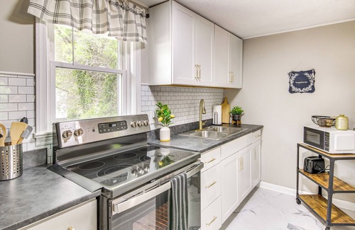 Greeneville Casa | 4 Mi to Nolichucky River: Apt w/Shared Yard!