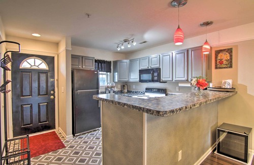 Lewes Condominio | 4 Mi to Ocean: Lewes Beach Condo w/ Screened Porch