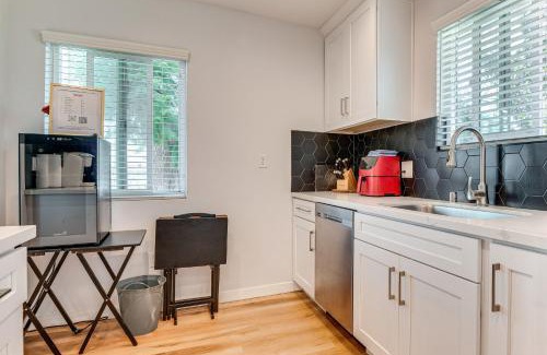 Los Angeles Casa | 4 Mi to SoFi Stadium, Fenced Yard Modern Retreat!