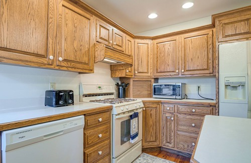 Ronks Casa | 4 Mi to the Amish Village: Spacious Home w/ Deck!