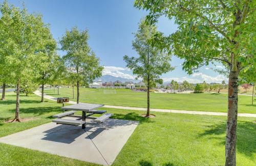 Daybreak Casa | 4 Mi to The District Family Home with Tennis Access