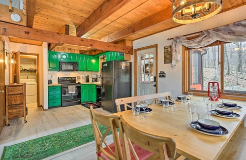 Bushkill Cabina | 4 Mi to Tubing: Cozy Bushkill Cabin w/ Deck!