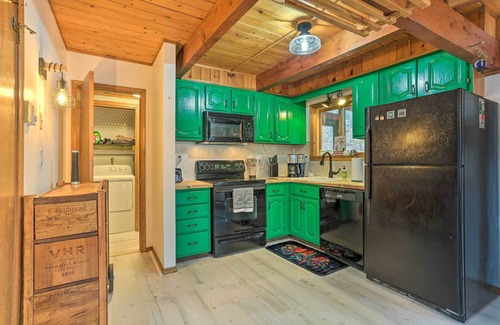 Bushkill Cabina | 4 Mi to Tubing: Cozy Bushkill Cabin w/ Deck!