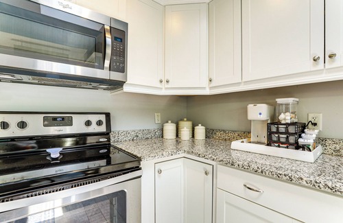 Venice Gardens Casa | 4 Mi to Venice Beach: Home w/ Patio & Yard