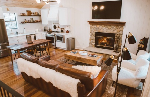 Gatlinburg - Pigeon Forge Cabaña | 4 miles to Dollywood! Modern Cottage with Hot Tub + Fire Pit + Arcade + 2 Bunks!