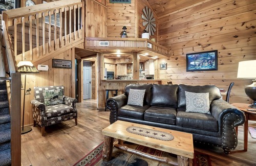 Hemlock Hills Cabina | 4 Miles to Downtown Gburg~HotTub~Firepit