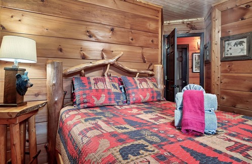 Hemlock Hills Cabina | 4 Miles to Downtown Gburg~HotTub~Firepit