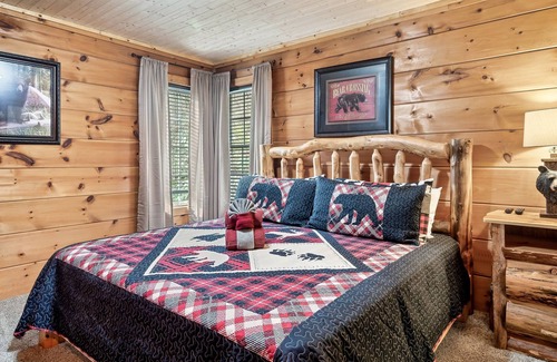 Hemlock Hills Cabina | 4 Miles to Downtown Gburg~HotTub~Firepit