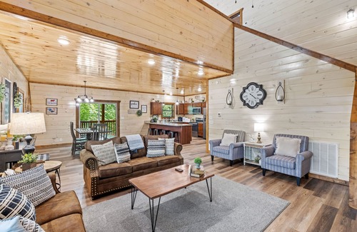 Sevierville Cabina | 4 Miles to Soaky Mountain! Brand New!