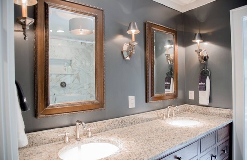 Mirror Lake Cabina | Wyanoak Lodge: Cabaña Intown Designer. Chimeneas interiores / exteriores y porche con mosquitero