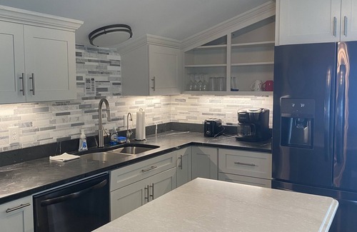 Emerald Isle Apartamento | 4-minute walk to beautiful Emerald Isle beach access.