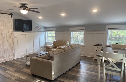 Emerald Isle Apartamento | 4-minute walk to beautiful Emerald Isle beach access.