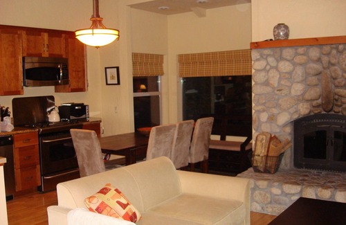 Mammoth Lakes Condominio | 4 minutos a pie de Canyon Lodge desde el condominio de esquí remodelado de lujo en Chamonix # 83