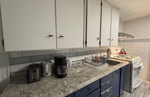 Downtown Niagara Falls Apartamento | 4 minutes from the Falls upper unit 2 Bed 1 Bath