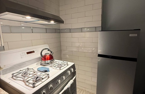 Downtown Niagara Falls Apartamento | 4 minutes from the Falls upper unit 2 Bed 1 Bath