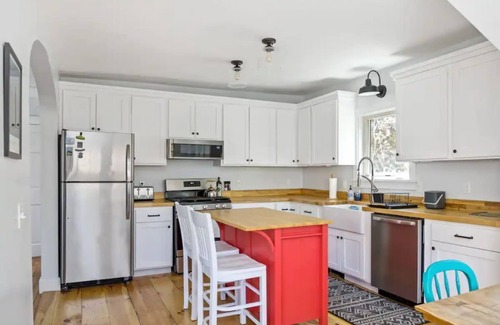 Warren Casa | 4-minutes to Sugarbush, steps to Warren Village!