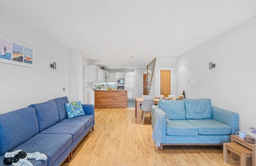 Putsborough Casa | 4 Out Of The Blue - pet friendly sea view home sleeping 6 in Croyde