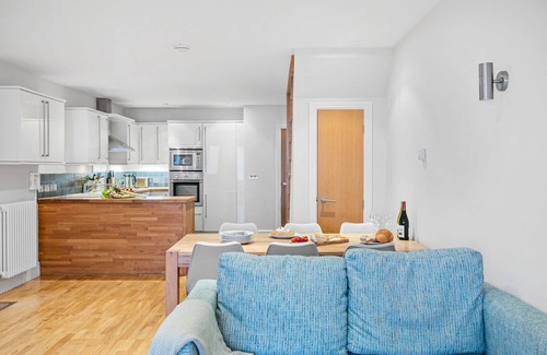 Putsborough Casa | 4 Out Of The Blue - pet friendly sea view home sleeping 6 in Croyde