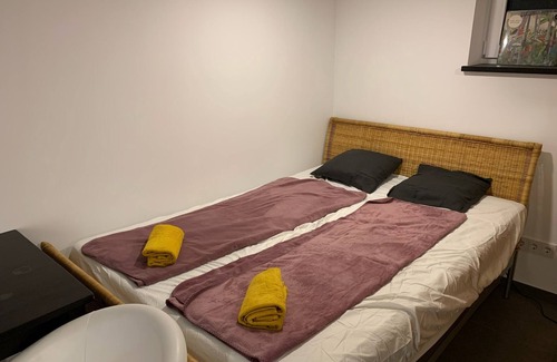 Berg am Laim Cama Y Desayuno | 4 PAX Chill Room in Bed & Breakfast Haus Oase Munich. There are pretzels and coffee
