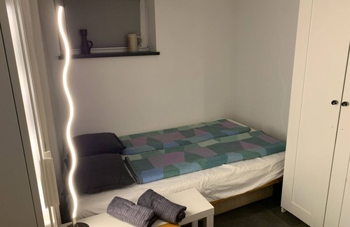Berg am Laim Cama Y Desayuno | 4 PAX Chill Room in Bed & Breakfast Haus Oase Munich. There are pretzels and coffee